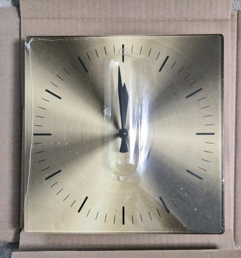 Modern Square Gold Wall Clock Silent Quartz Non-Numeric Marks Gold gallery