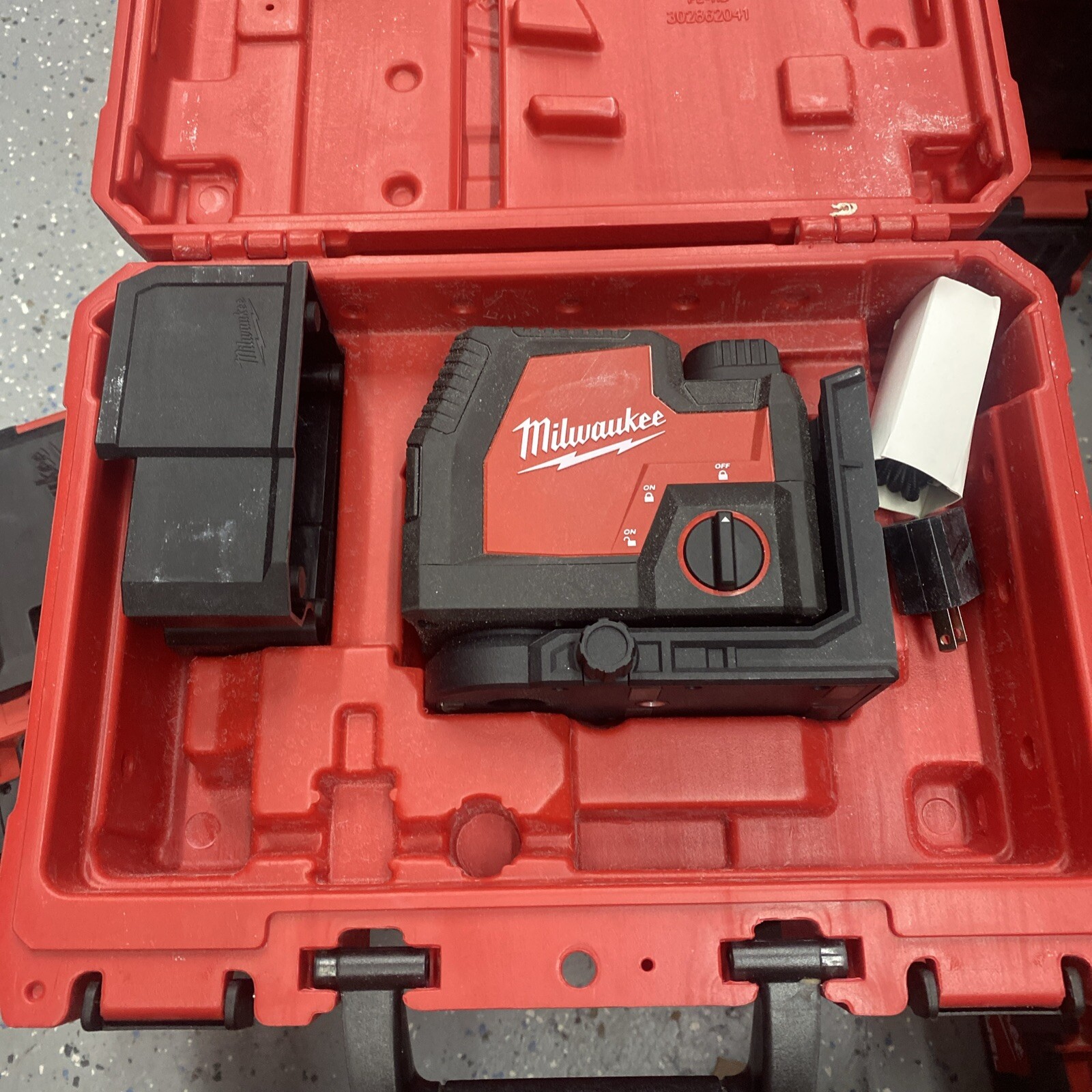 Milwaukee 3522-21 USB Rechargeable Green Cross Line & Plumb Points Laser gallery