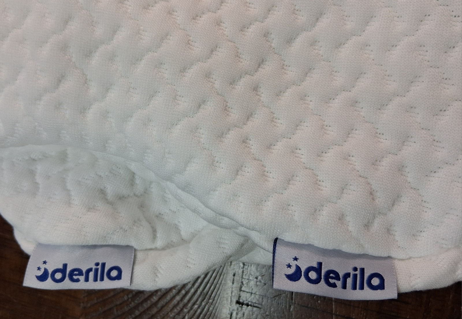 2 Pack New Derila Ergo Memory Foam Standard Pillows w 2 Extra White Covers gallery