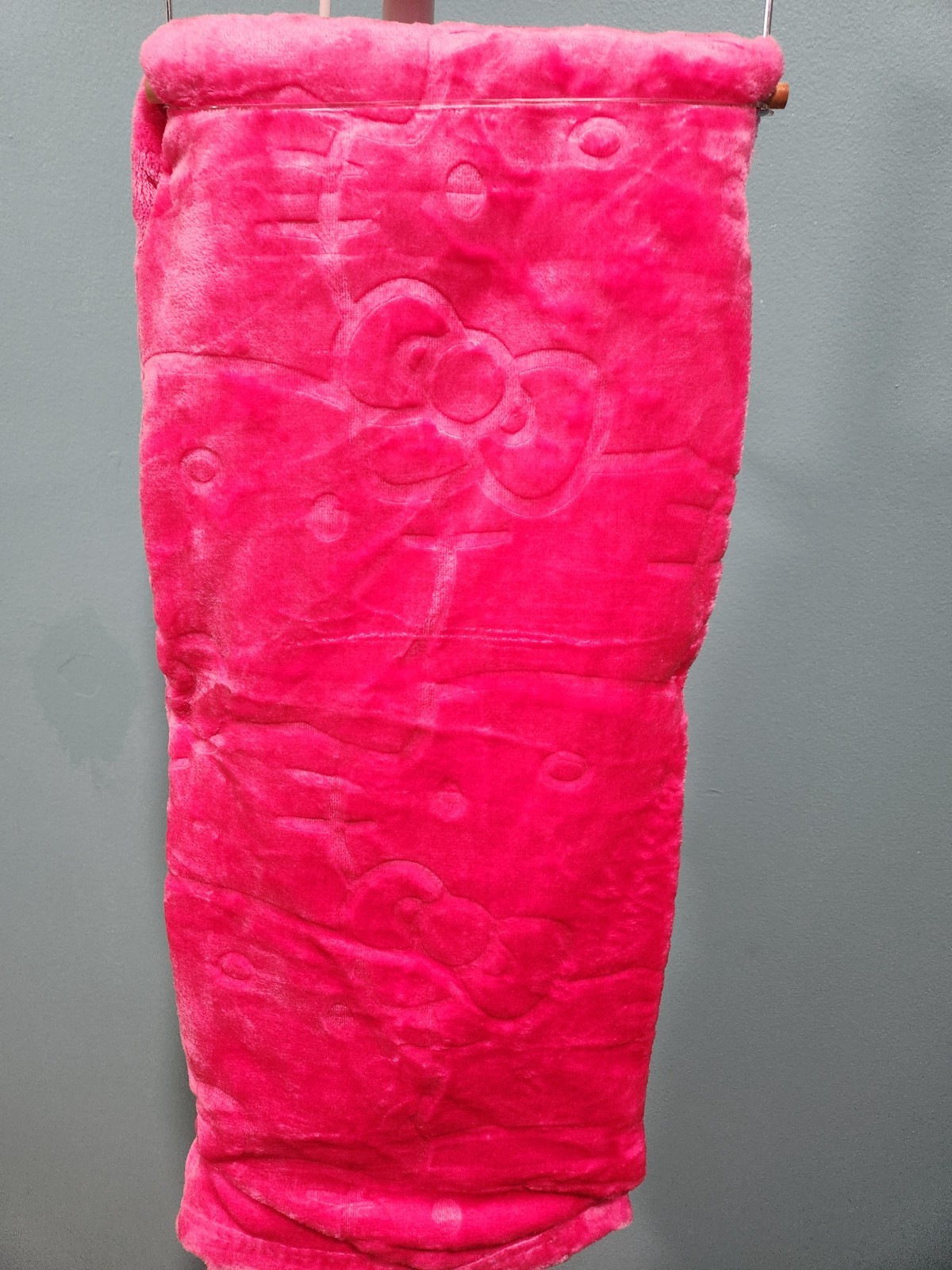 HELLO KITTY EMBOSSED MILKY MINK THROW NWT HOT PINK APPLE 40IN X 50IN SANRIO BOW gallery