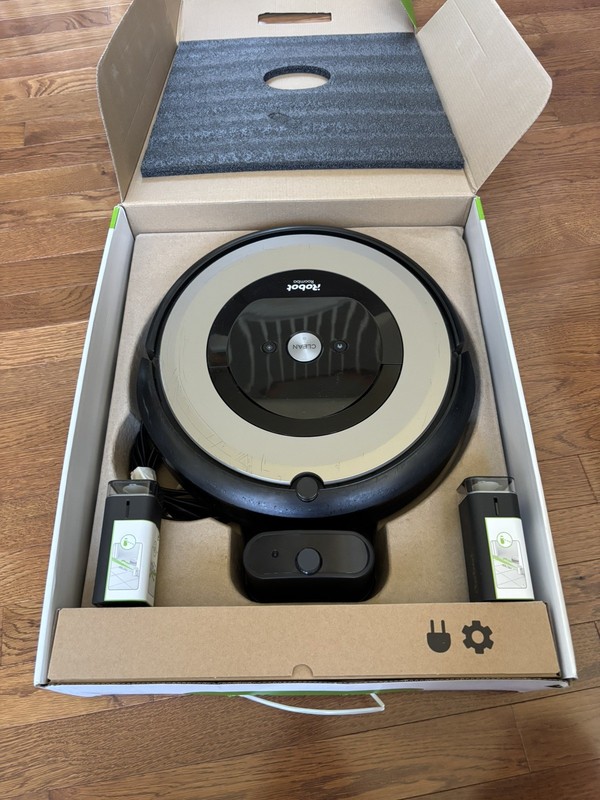 Roomba E6198 with 2 additional wall barrier and Charging Base, need a battery. gallery