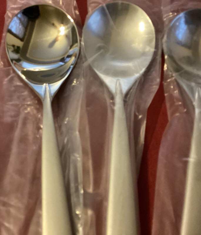 Oneida STILETTO 4 Small Round Soup Spoons Bouillon Stainless Flatware Unused gallery
