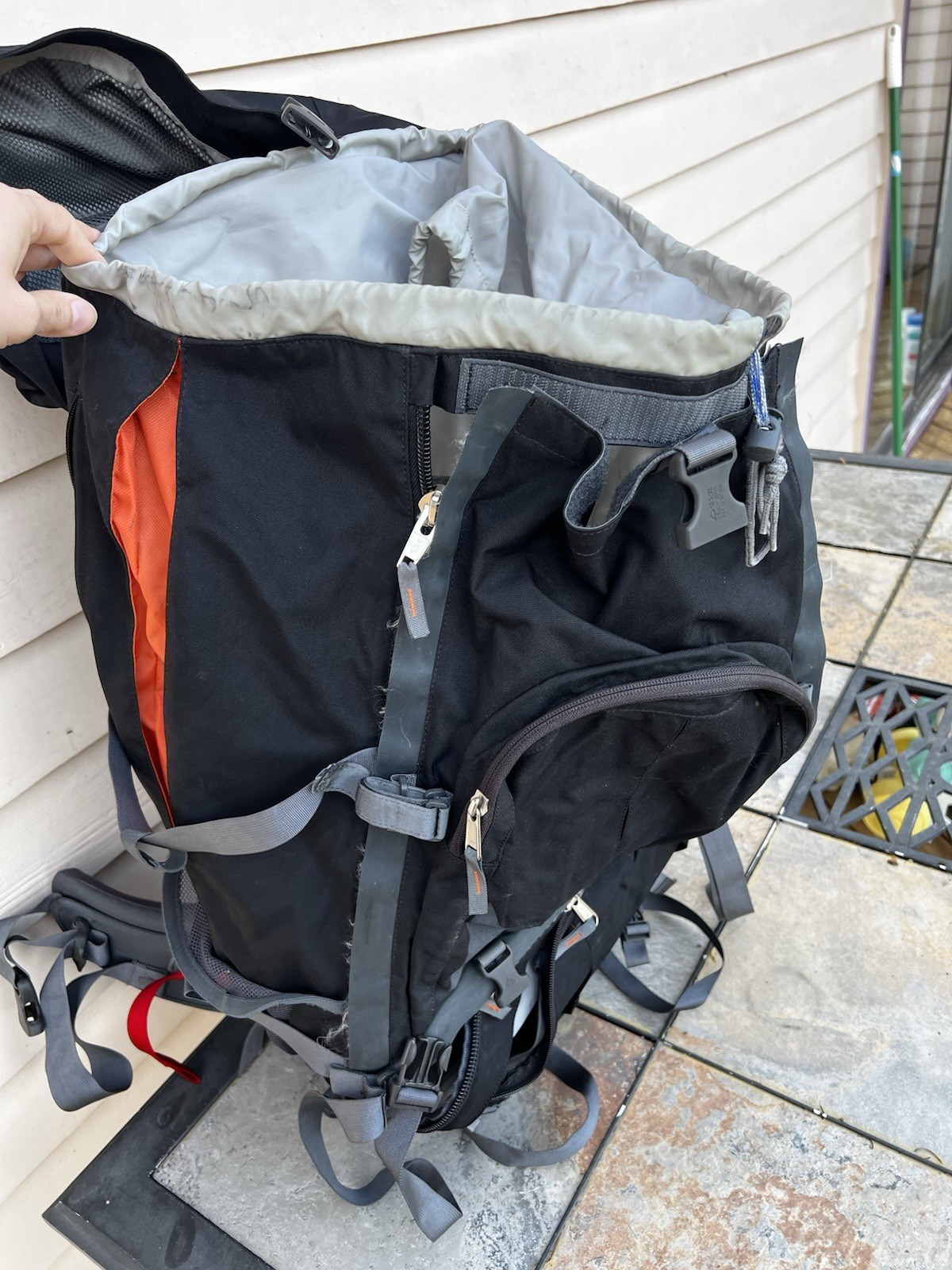 VAUDE Backpacking Backpack Black Gray Orange Hip Belt External Pockets 2