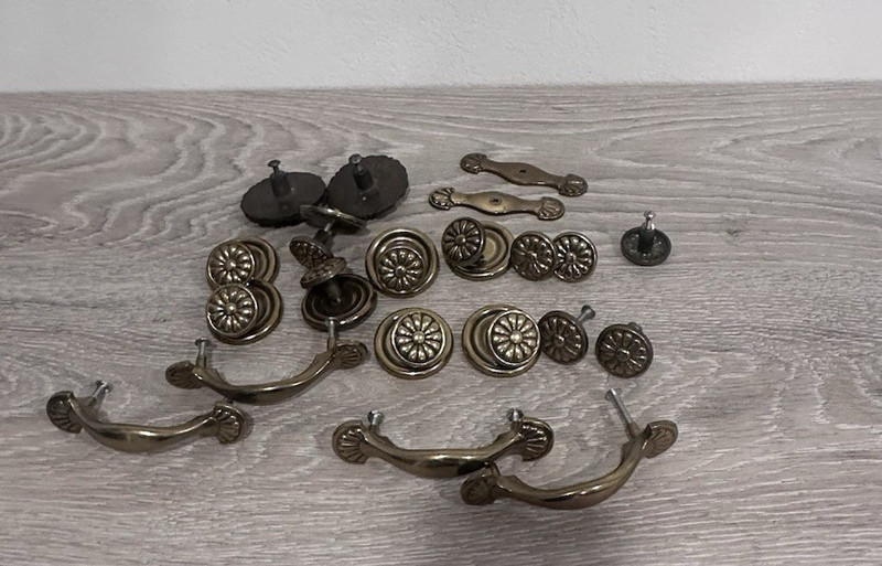 VTG Mixed Lot ~ Cabinet Knobs Drawer Pulls Hardware ~ Mixed Materials gallery