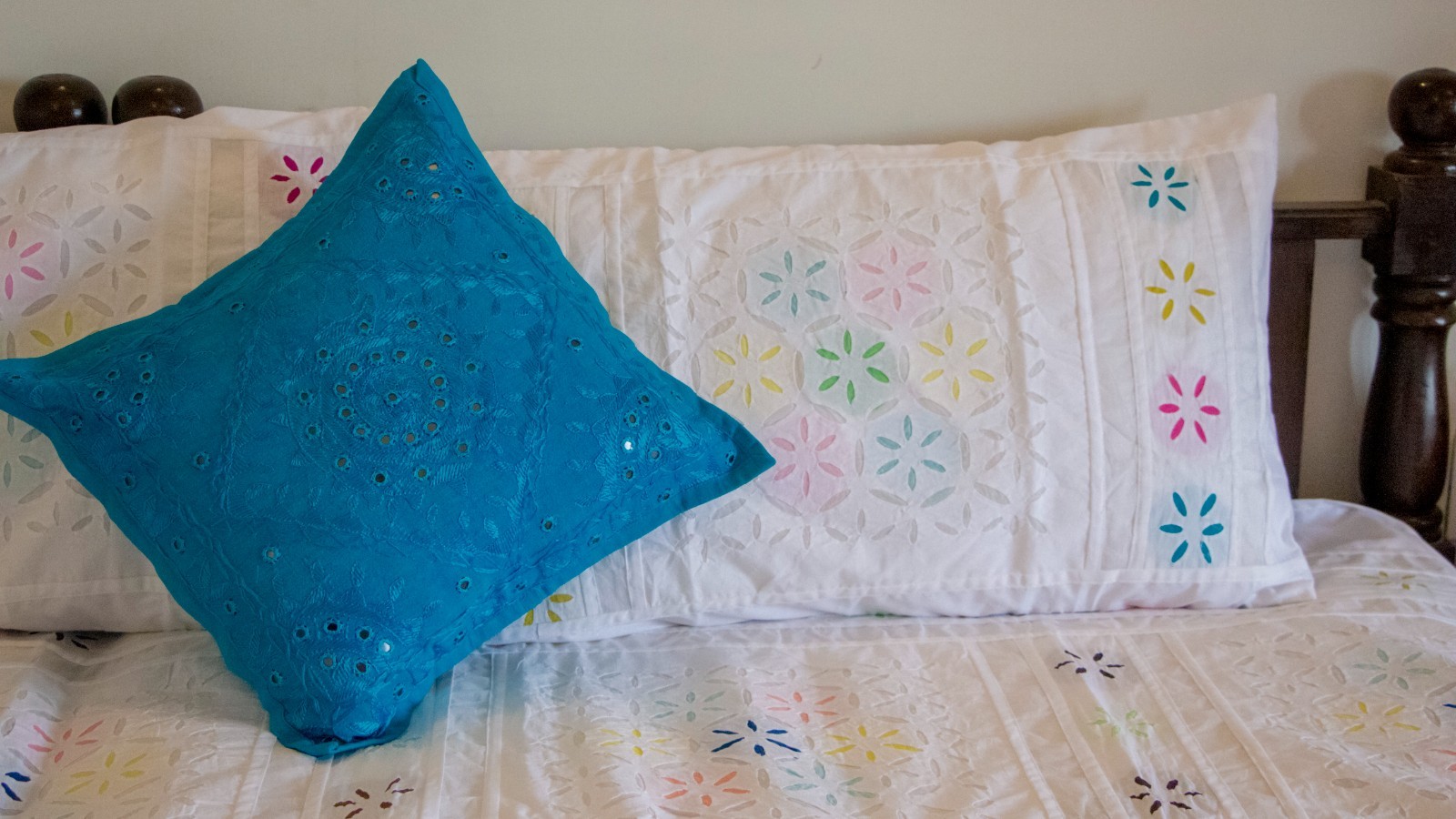 Handcrafted Appliqué Work Bedsheet Set – (90×108") gallery