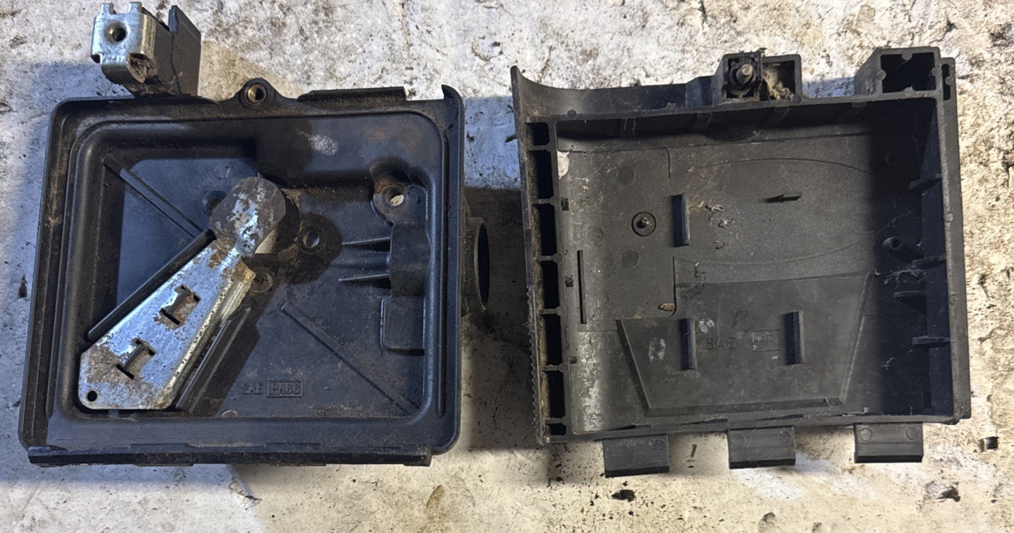 OEM Briggs and Stratton Mower Engine Air Cleaner Assembly 795259 692298 Bin T gallery