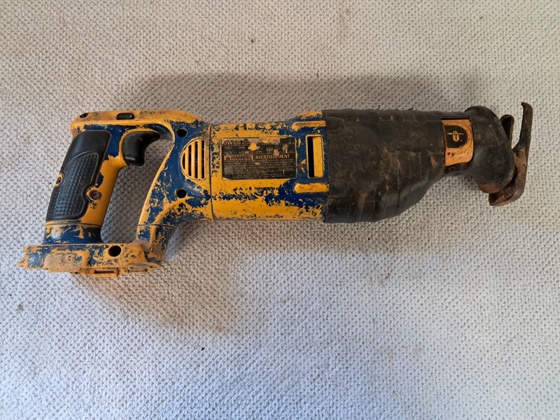 Dewalt DW938 Type 3 18V Reciprocating Saw and 2 Dewalt DC9096 Battery Packs gallery