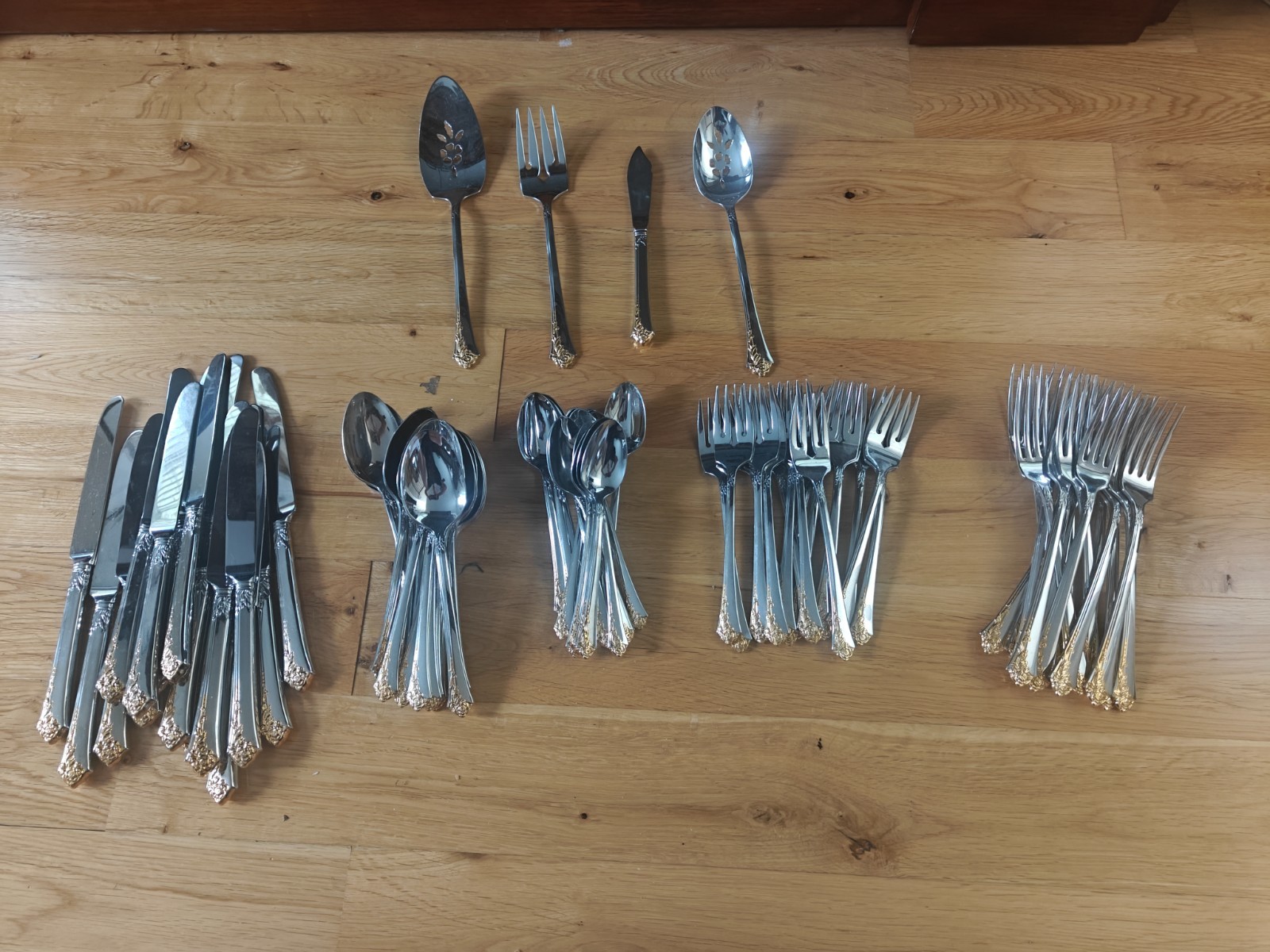 Oneida GOLDEN DAMASK ROSE Heirloom Stainless Flatware Set gallery
