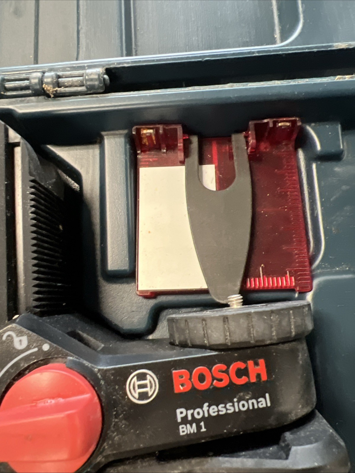 BOSCH PROFESSIONAL GLL3-300 LASER LEVEL AND MOUNT BM 1 KIT gallery
