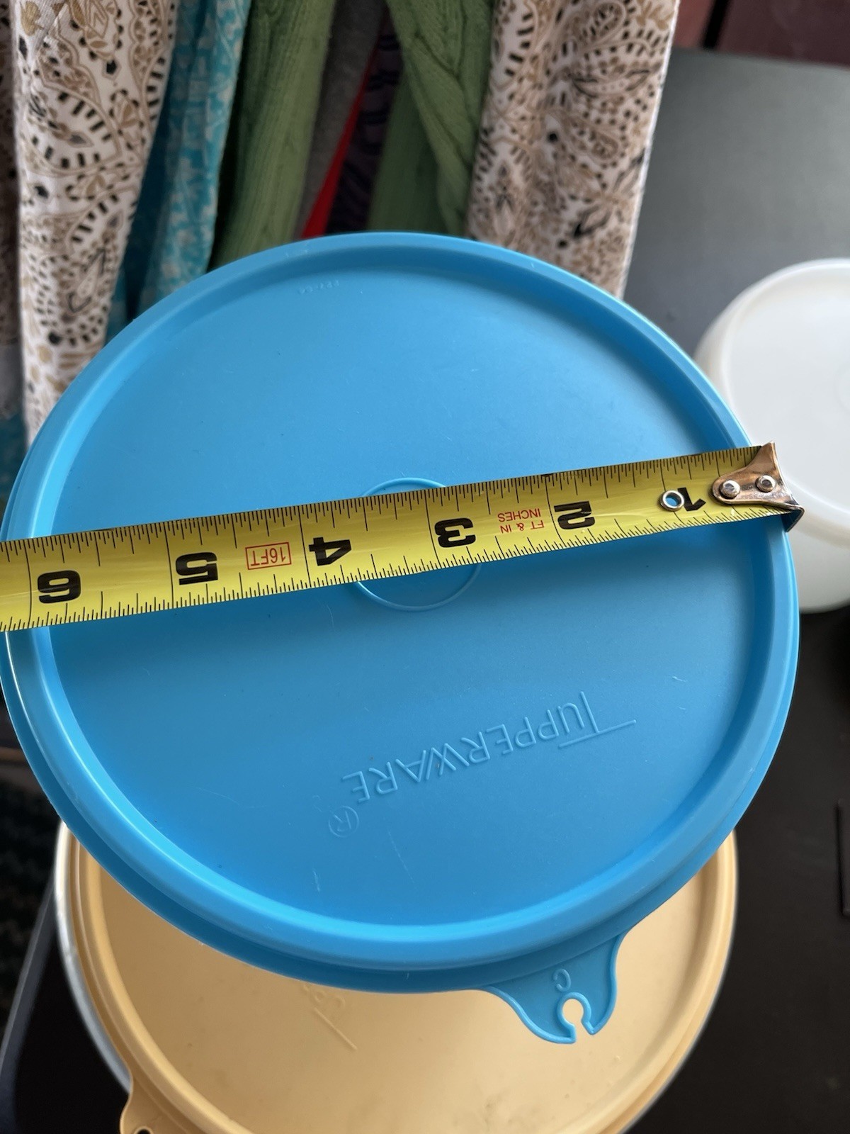 Vintage Tupperware up and down-round lidded bowl 6.5 cups gallery