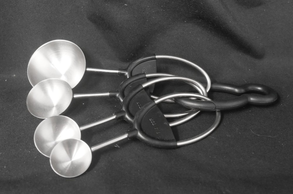RARE! Michael Graves Measuring Spoon Set of 4. 1/4 1/2 1 TSP 1 TBSP