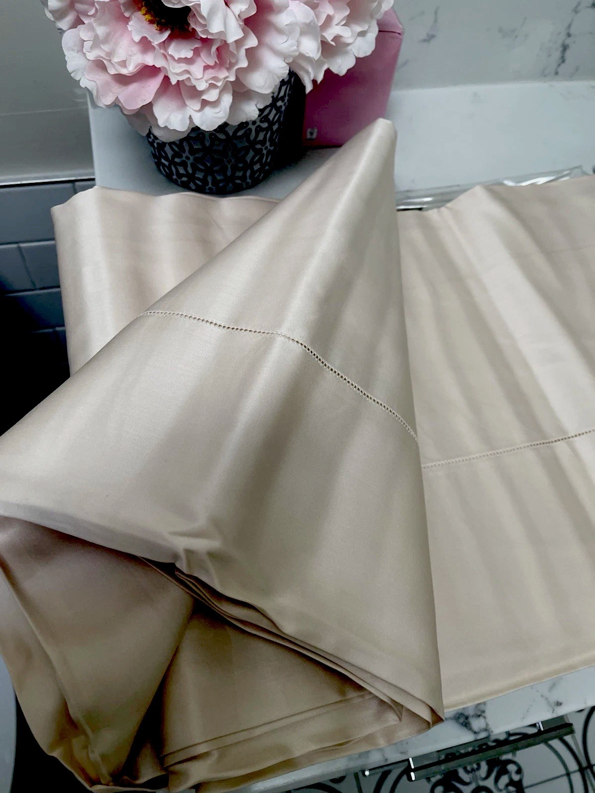 $760 Eastern Accents Italy NWT (2pc) Queen Fitted Flat 600TC Sateen Nectar 17” gallery