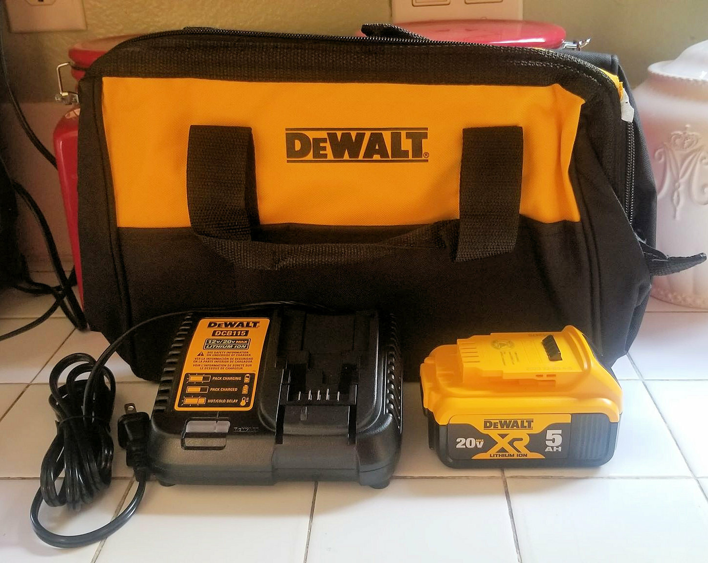 New DeWALT 20V Max Li-Ion Battery DCB205 + Charger DCB115 20V MAX Combo with Bag gallery