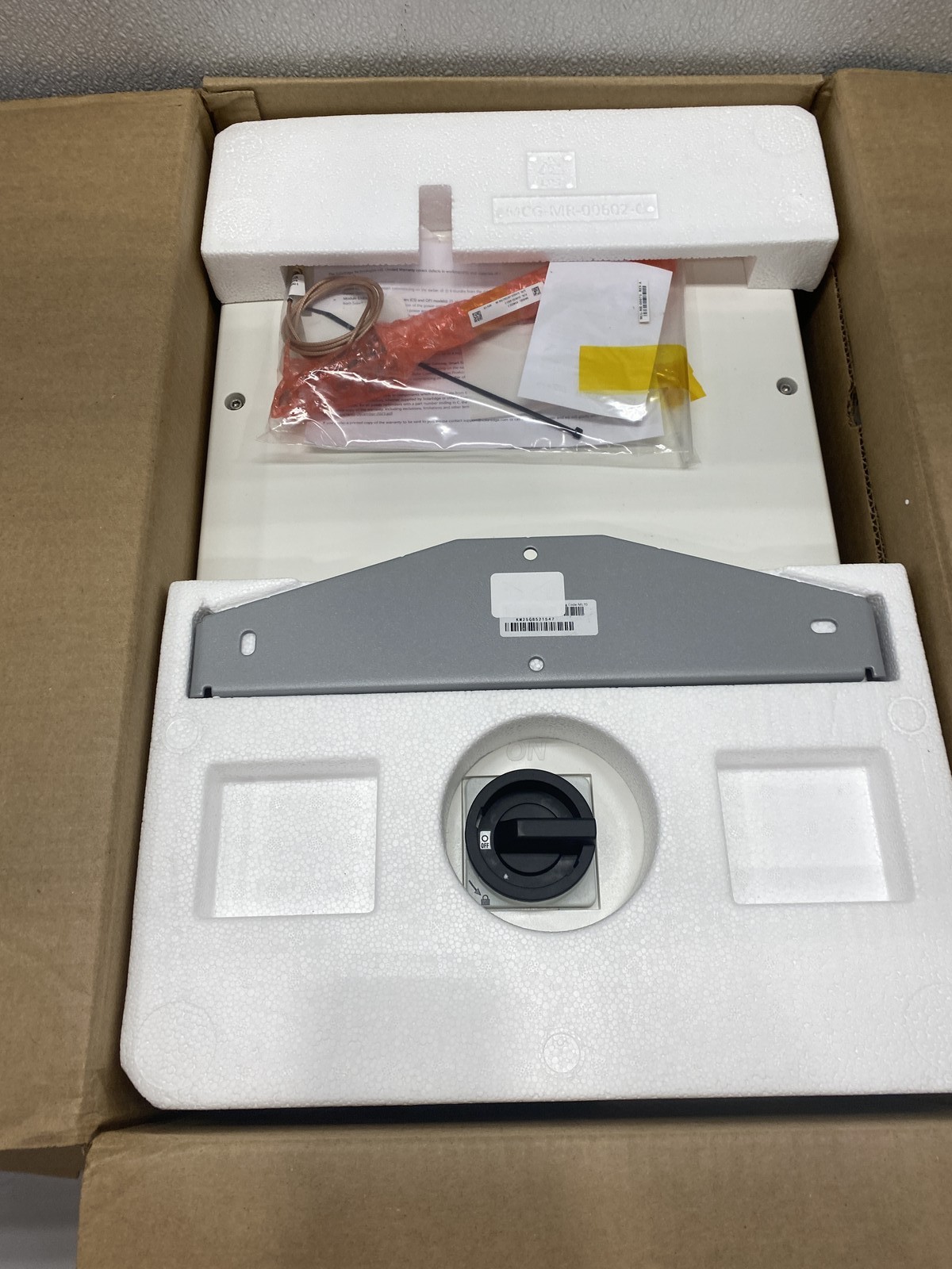 SolarEdge Home Hub Single Phase Inverter 240 VAC 7600W White (USE7600H-USMNBE78) gallery