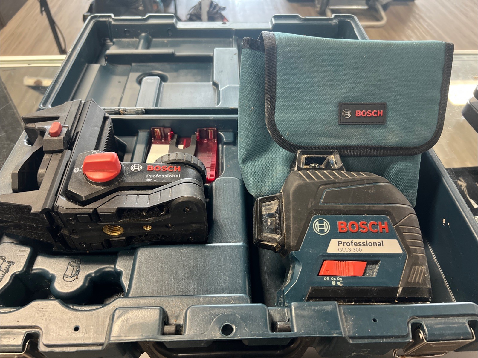BOSCH PROFESSIONAL GLL3-300 LASER LEVEL AND MOUNT BM 1 KIT gallery