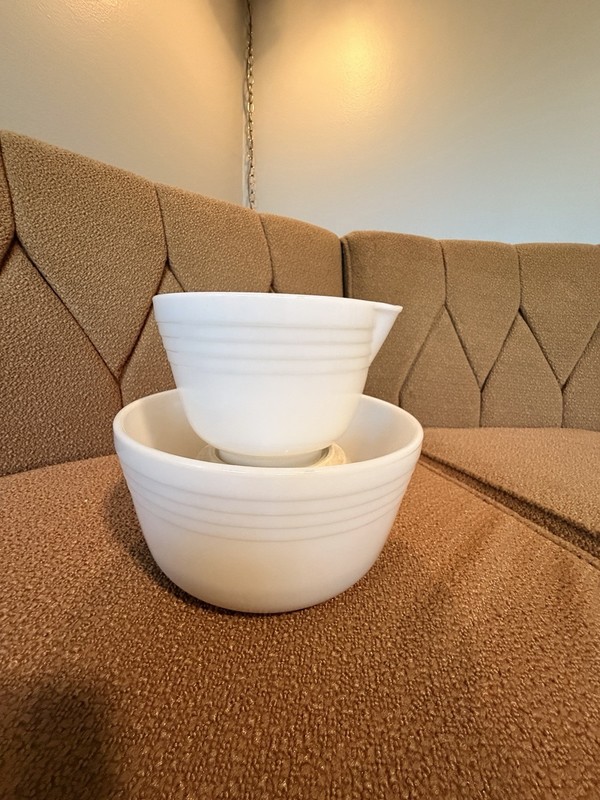 PYREX/Hamilton Ribbed Nesting Mixing Bowls Set of 2 w/ Pour Spout gallery