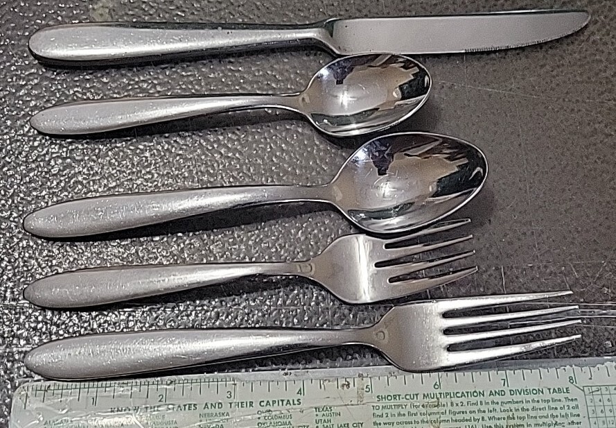 Oneida Flatware Jennifer, 18/0 Stainless, Mooncrest Trista Luann 5pc Setting
