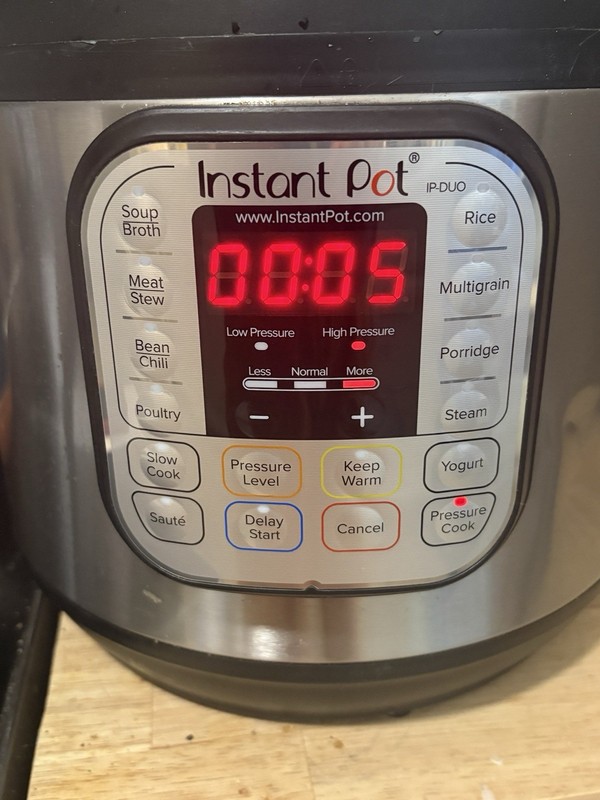 Instant Pot IP-DUO60 V3 6 Quart Programmable Pressure Cooker gallery
