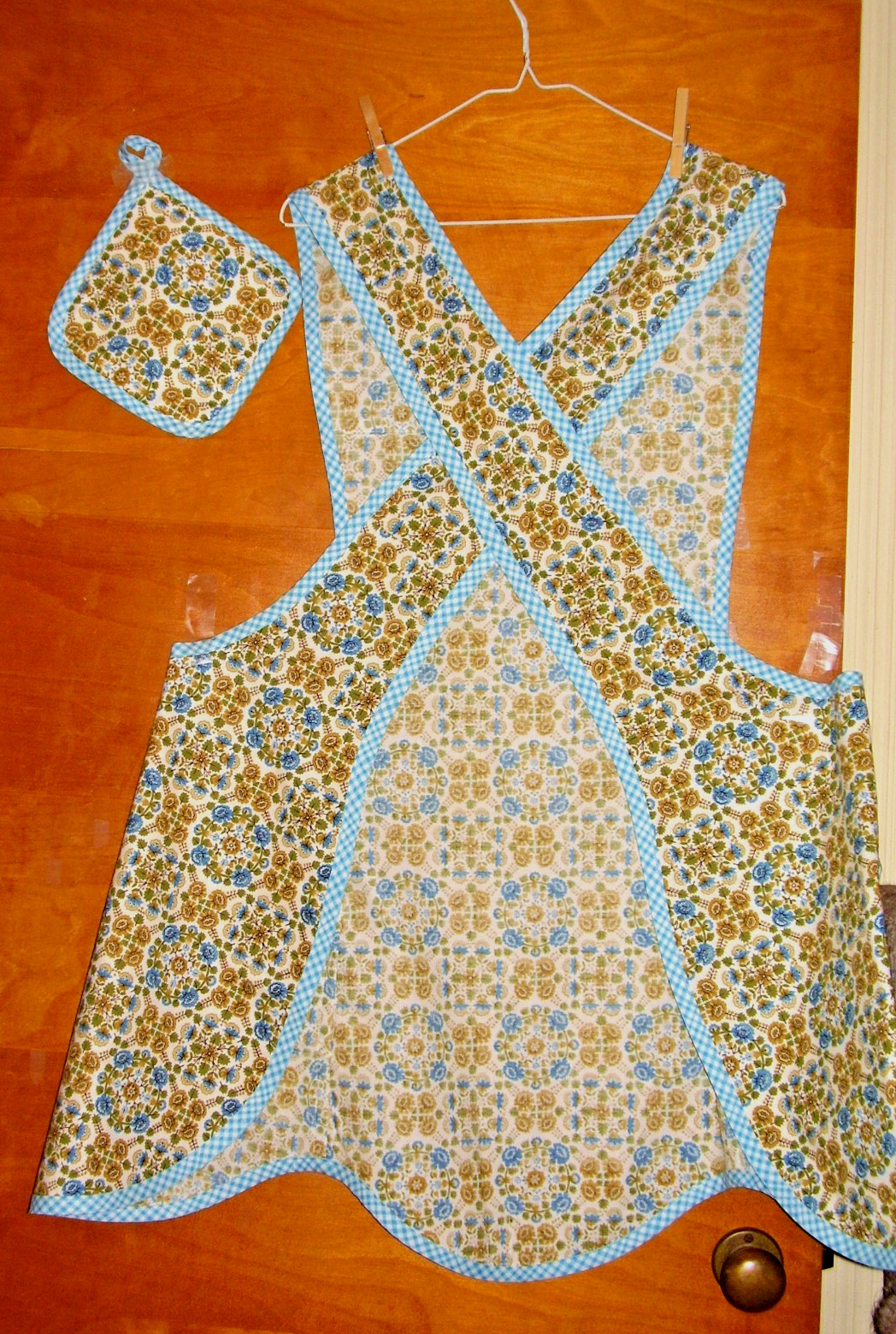 HANDMADE BIB APRON - PLUS SZ - CROSS BACK - VINTAGE FLORAL DESIGN - RETRO gallery