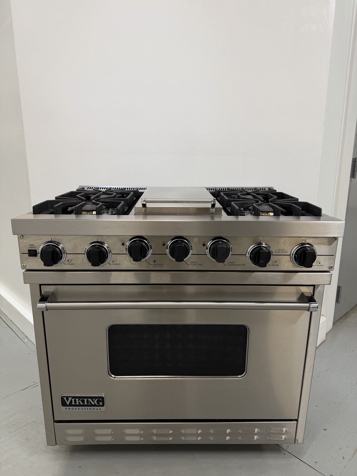 Viking 36 Inch Pro style Gas Range VGSC3674GSS 4 Sealed Burners + Griddle gallery