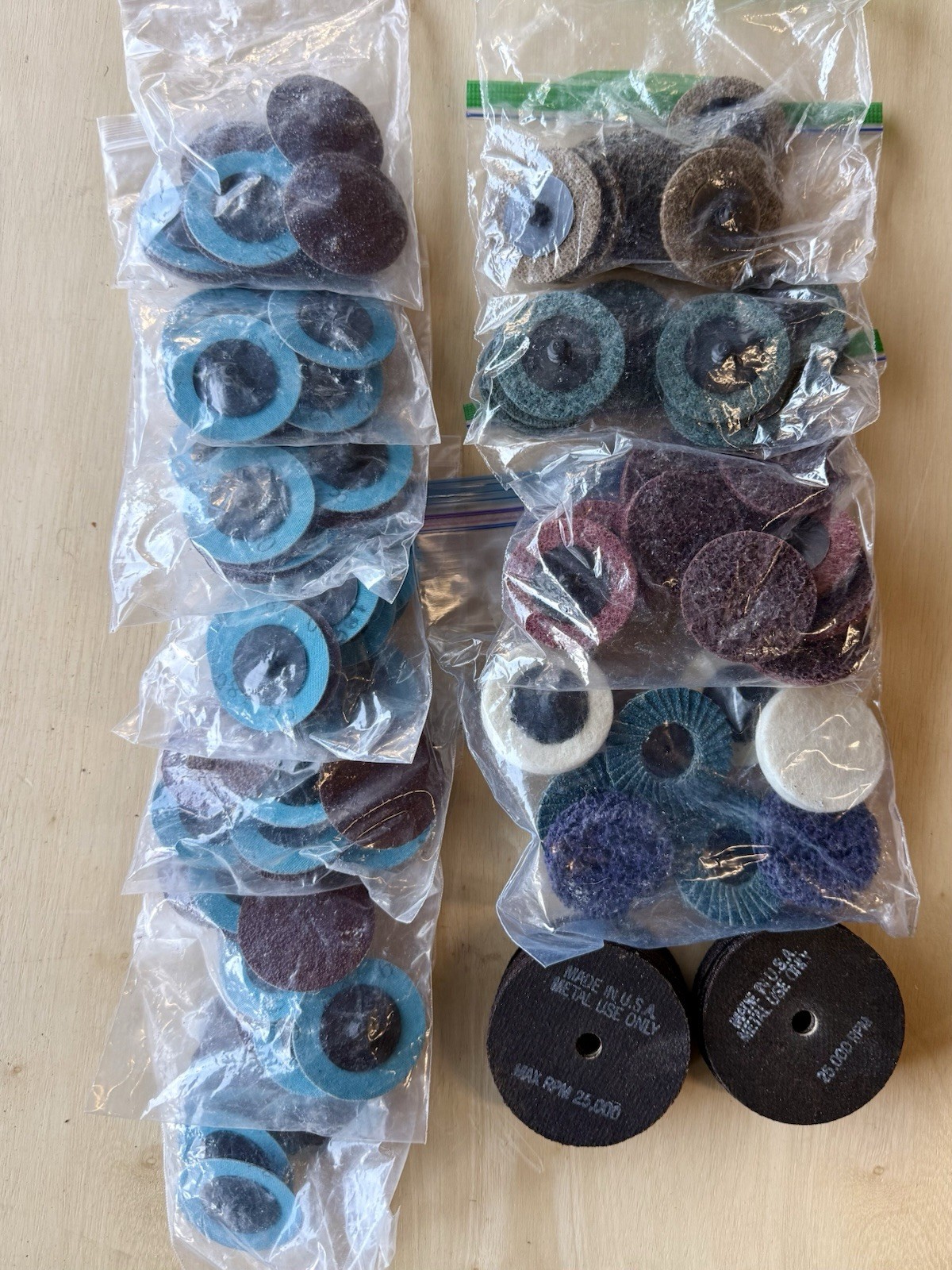 100+ Mixed Lot Roloc Sanding Discs Surface Conditioning Pads gallery