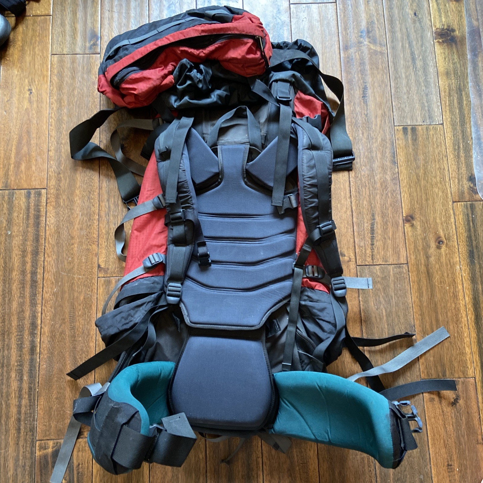 Arc’teryx Bora 95 Backpack Black/Red Internal Frame Large *delaminated* 4