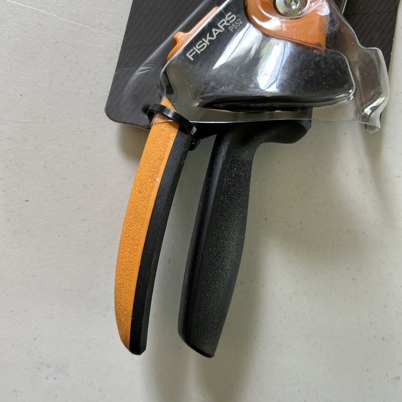 Fiskars X-Series Pruner Titanium Blade Ergonomic SoftGrip PowerGear Handle NEW gallery