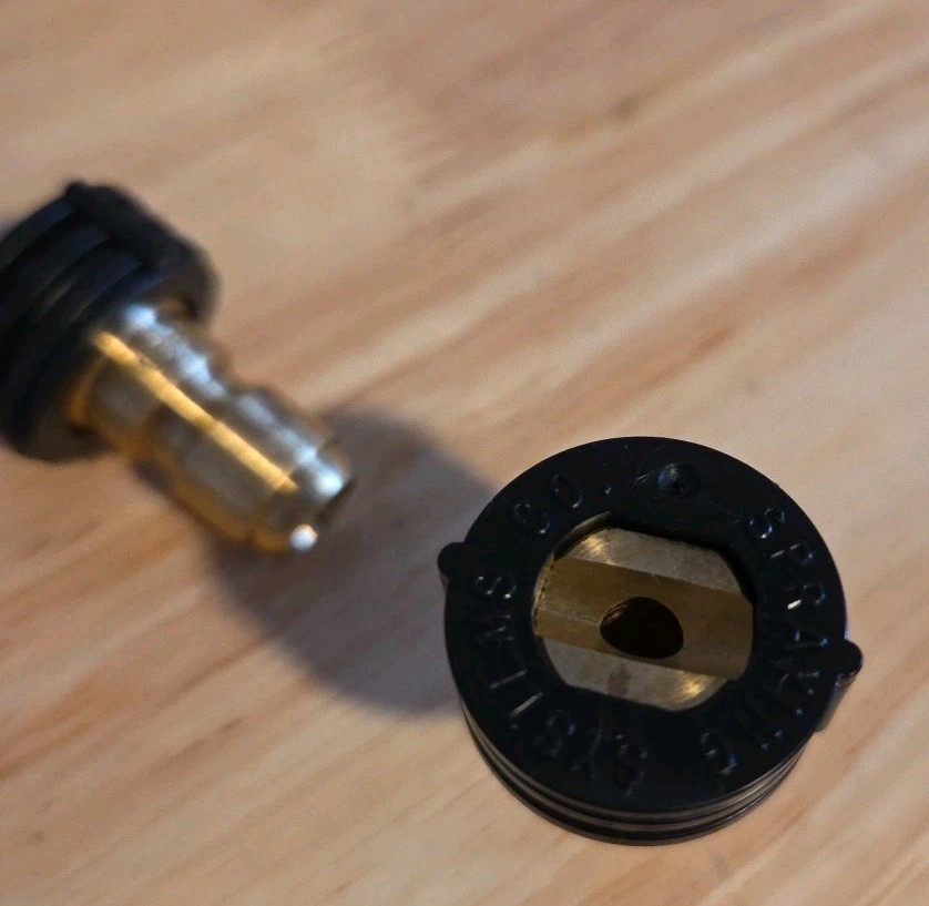 Spraying Systems 9000S2540 Black Quick-Connect Nozzle 1/4" Angle 15° 4000psi 2pc gallery