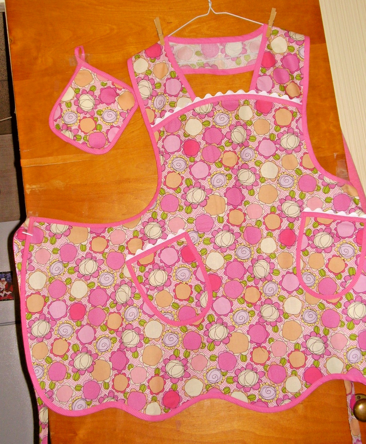 HANDMADE BIB APRON - PLUS SZ - FLORAL w DOTS + GIANT RICK RACK - VINTAGE - RETRO gallery