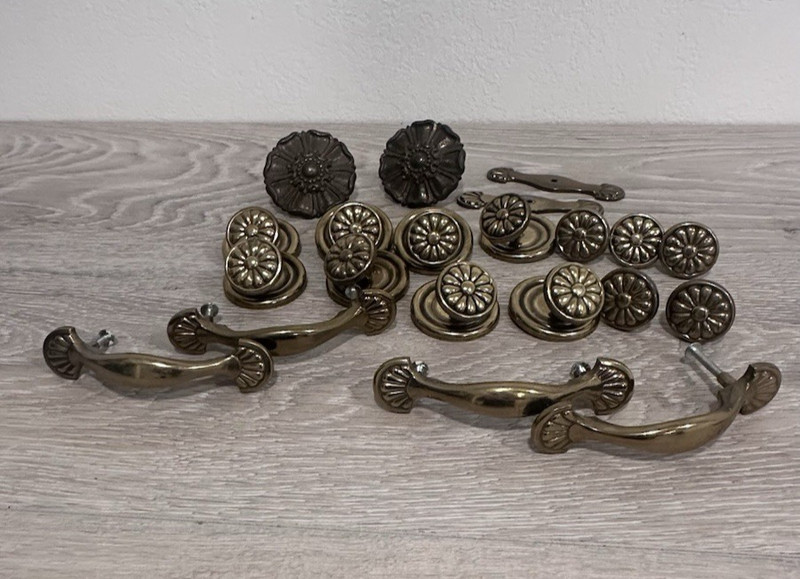 VTG Mixed Lot ~ Cabinet Knobs Drawer Pulls Hardware ~ Mixed Materials gallery