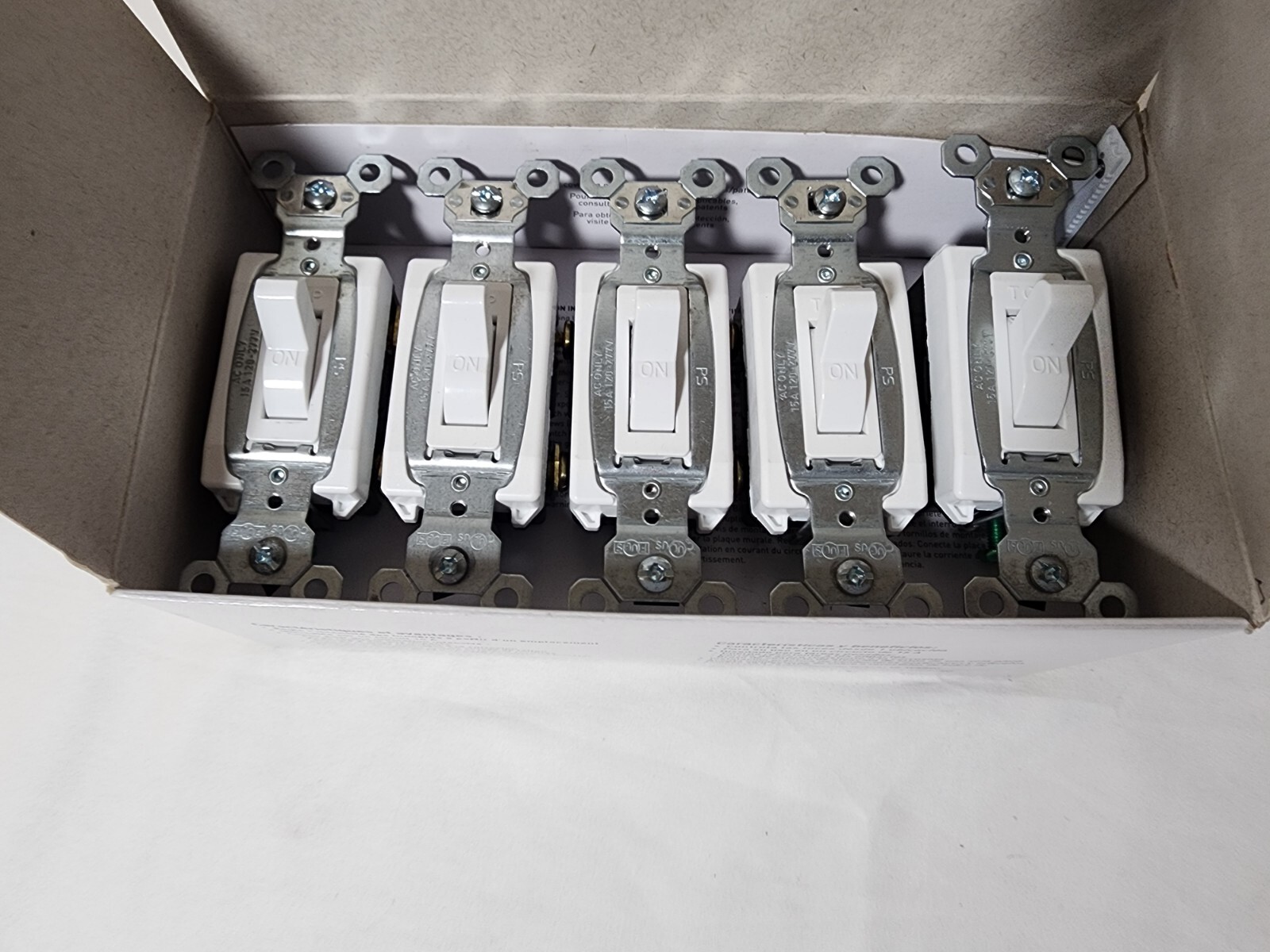 10 Pack Pass & Seymour CSB15AC1WCP4 Toggle Switches 15A 120 277VAC 1 Pole White gallery