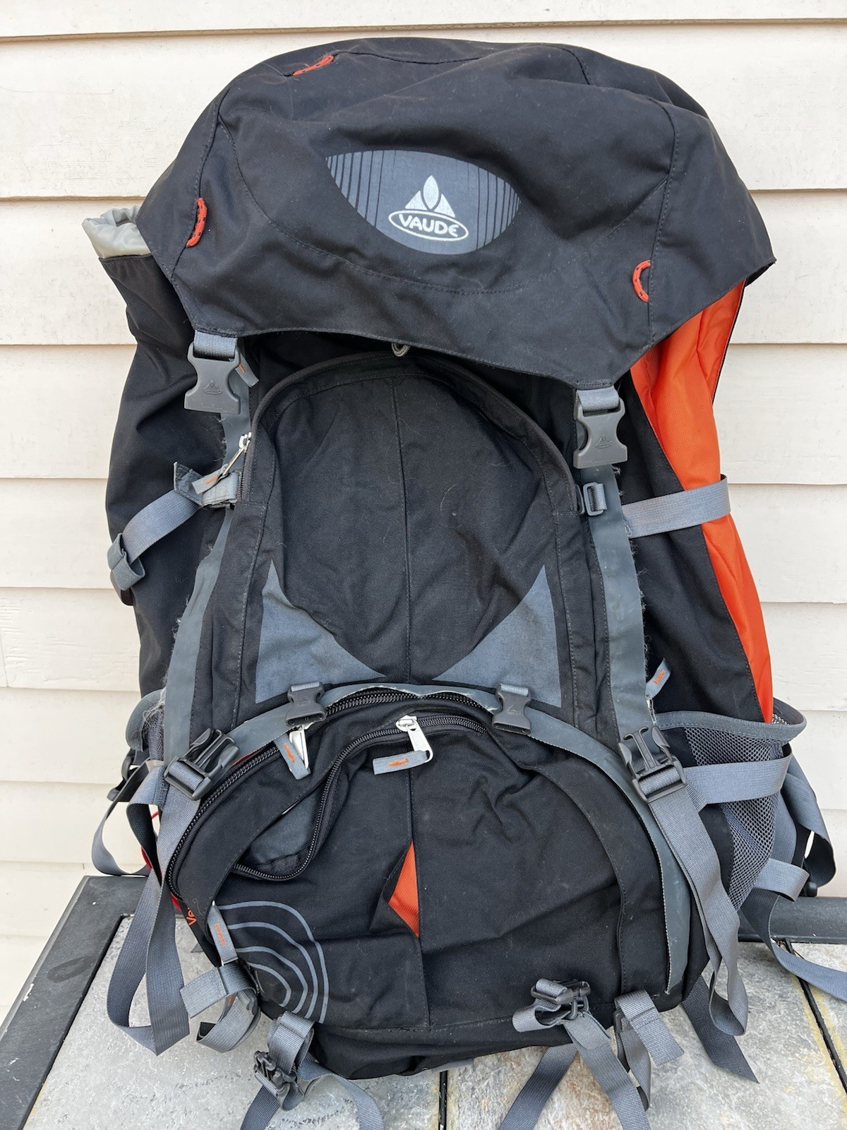 VAUDE Backpacking Backpack Black Gray Orange Hip Belt External Pockets