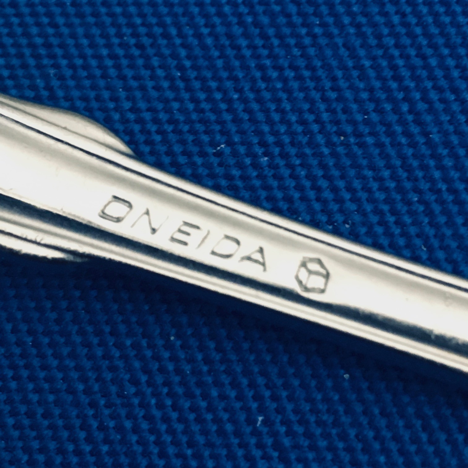 Oneida Classic Shell Stainless 1 Dinner Fork Cube Mark Very Nice gallery
