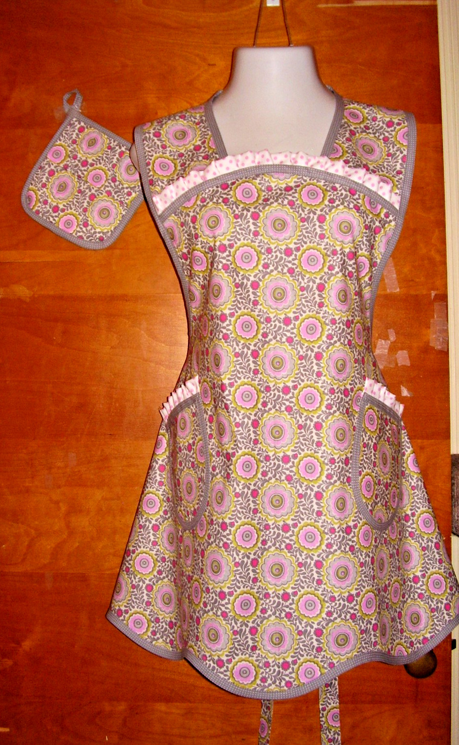 HANDMADE BIB APRON - PLUS SZ - FLORAL DESIGN w POLKA DOT RUFFLES- VINTAGE- RETRO gallery