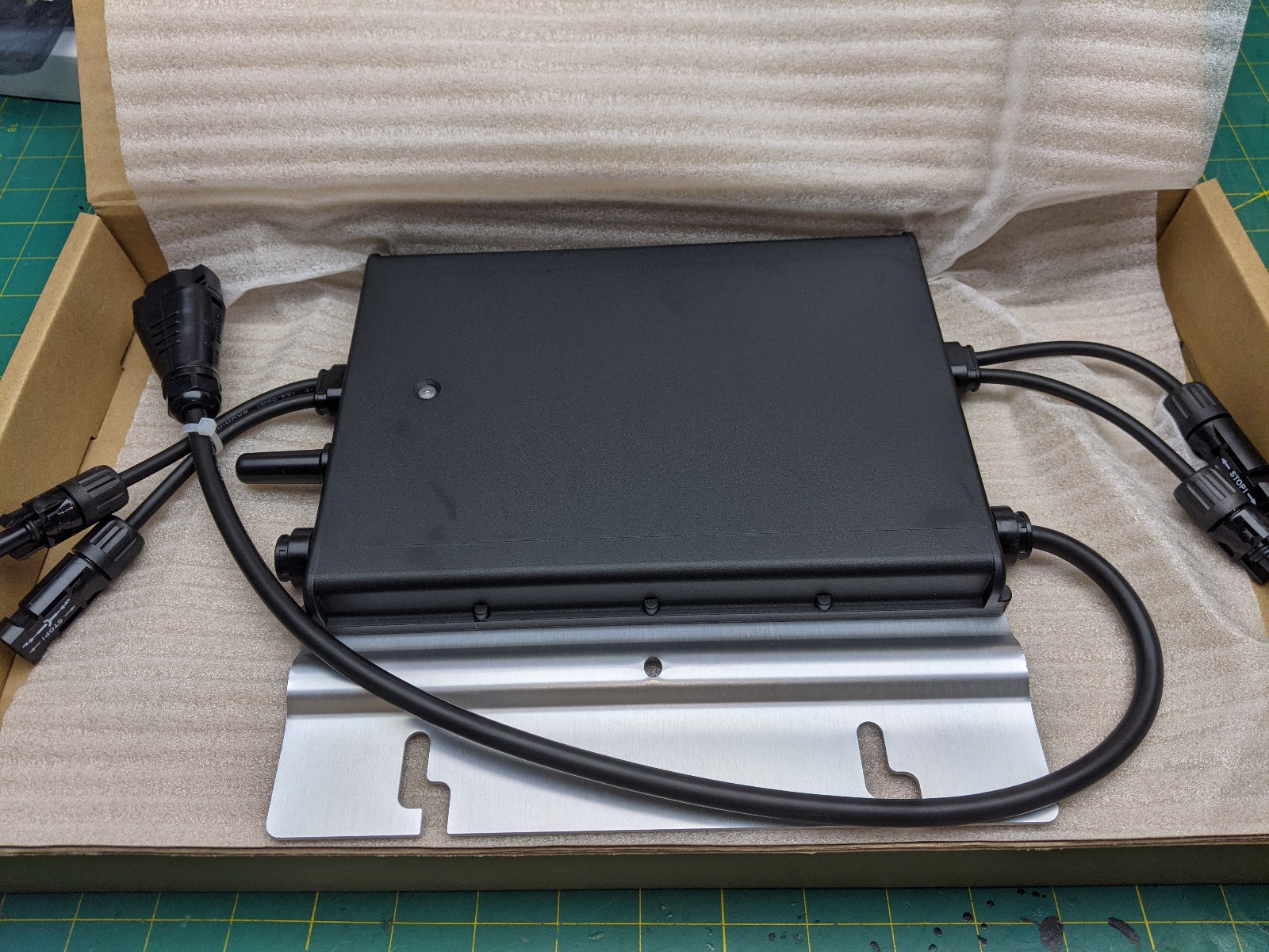 New in Box HOYMILES HM-600NT 600 MICROINVERTER 2-IN-1 INVERTER gallery