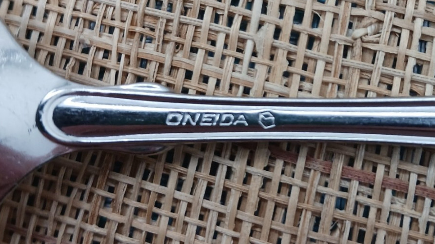 Oneida Classic Shell Stainless Teaspoon Free Ship! gallery