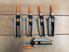 5 – FISKARS MICRO-TIP PRUNING SNIPS, PRECISION STEEL BLADES #399210