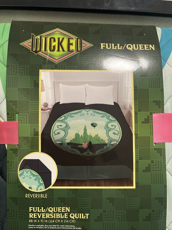 Universal Studios Wicked Reversible Quilt Full Queen Emerald City Glinda Elphaba gallery