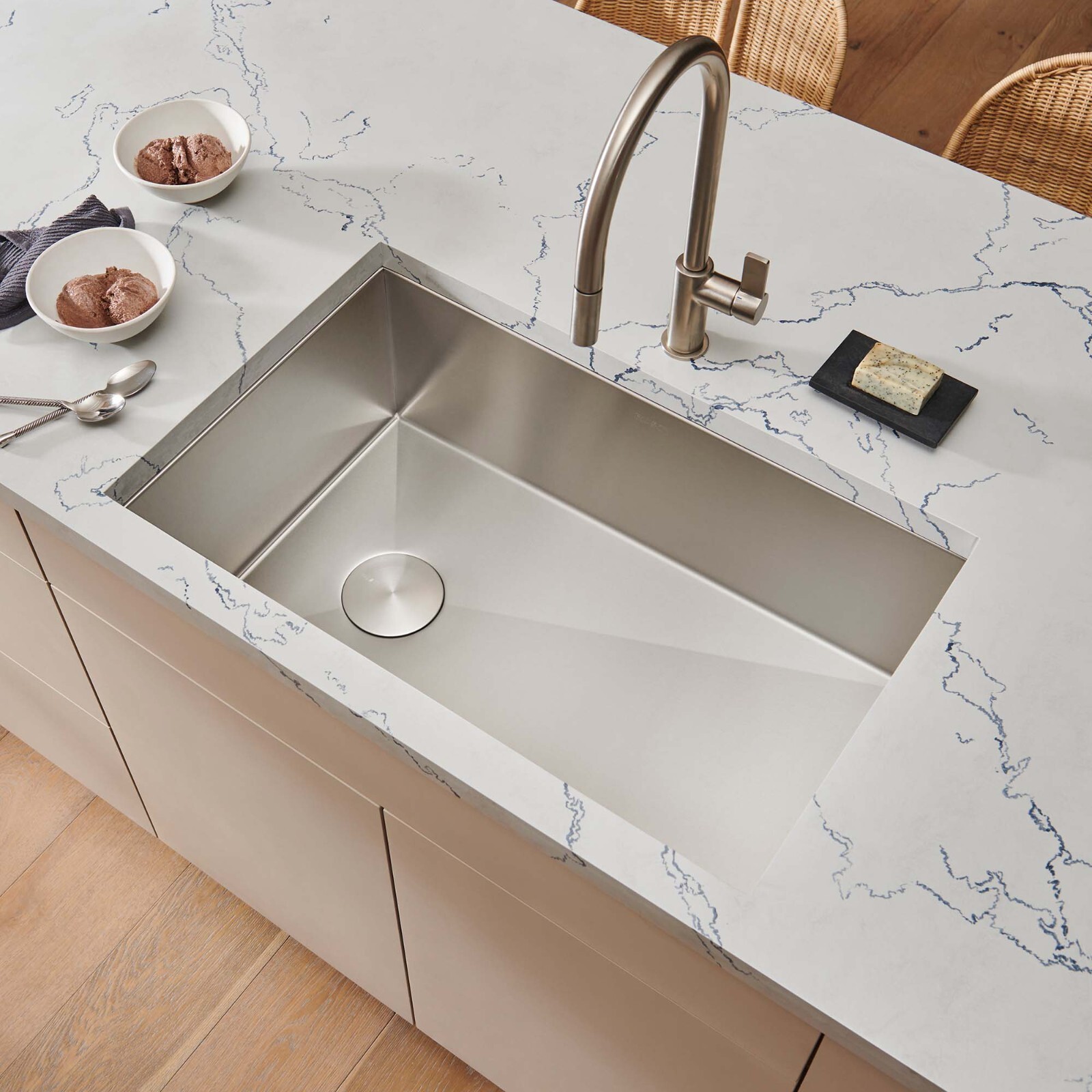 Ruvati 32-inch Slope Bottom Offset Drain Reversible 16Gauge KitchenSink- RVH7490 gallery