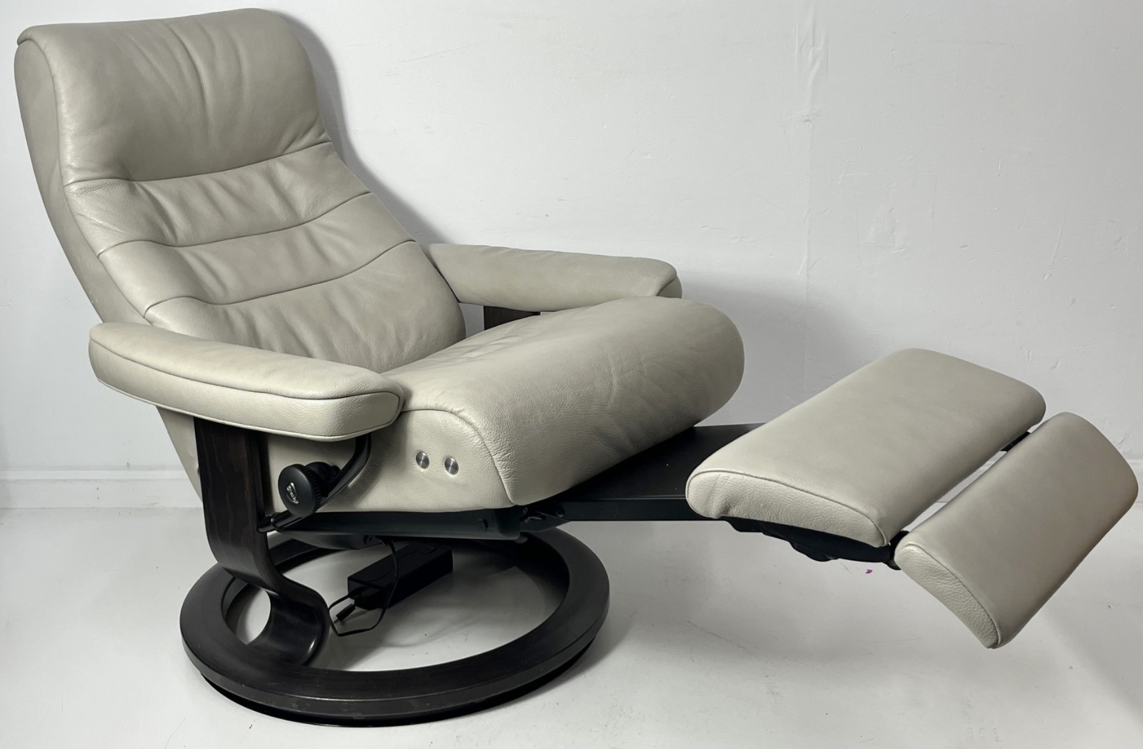 Ekornes Stressless "Leg Comfort" Medium OPAL Power Gray Leather Recliner Chair gallery