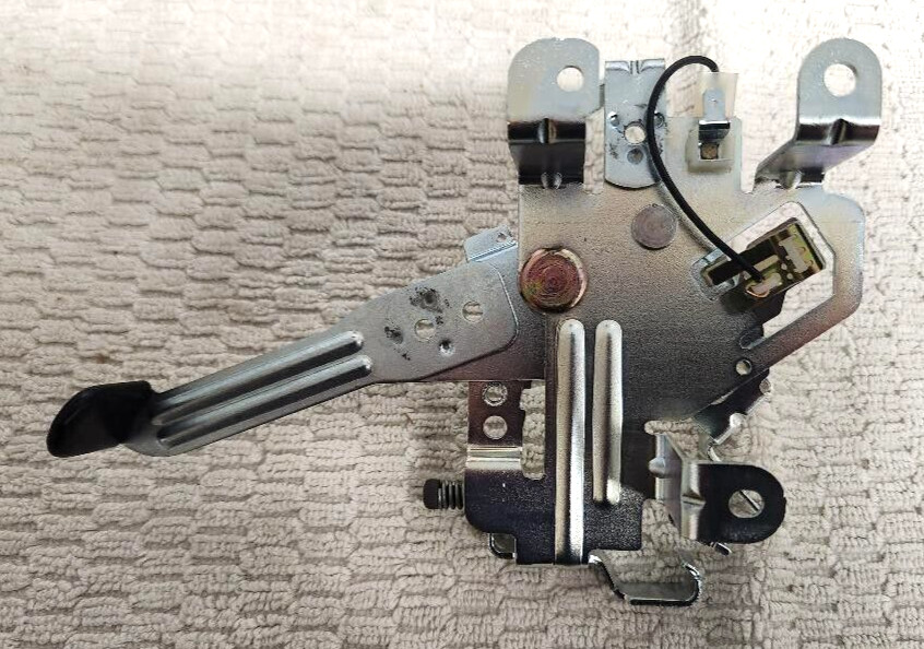 Genuine Briggs & Stratton OEM 691478 Control Bracket gallery