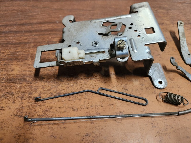 Briggs & Stratton Lawn Tractor Engine Model 310707 Control Bracket 694042 597209 gallery