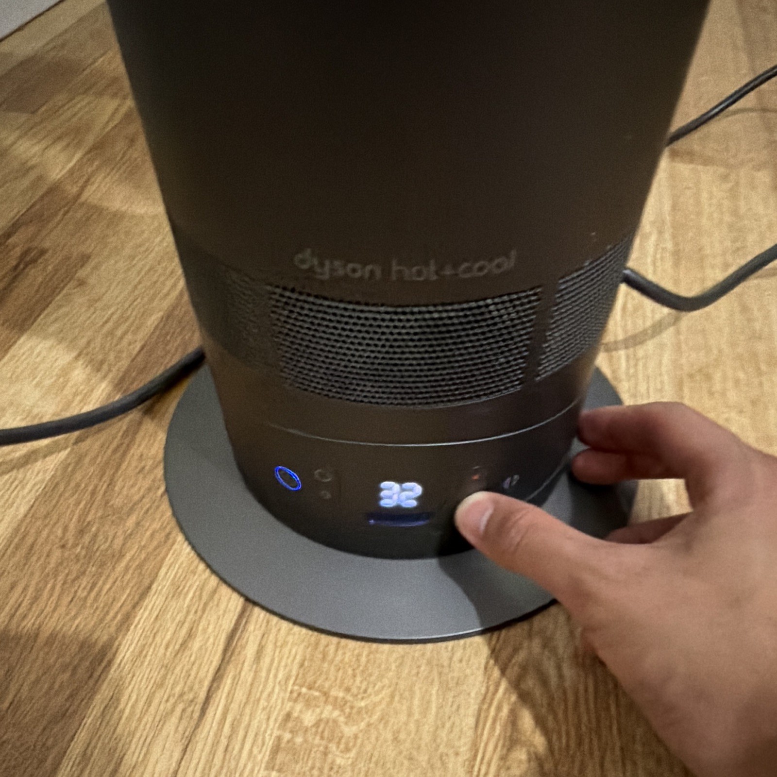 Dyson Cool Bladeless Tower Fan, Silver, Corded Electric, 10-Speed (FUNCTIONAL) gallery