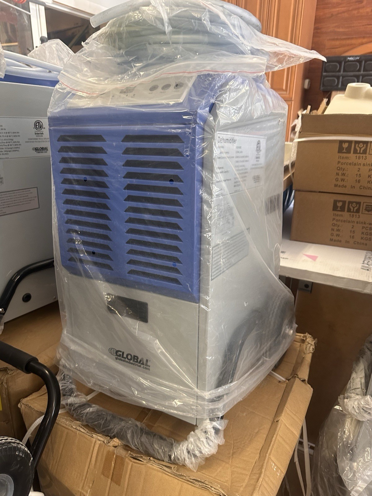 Global Industrial 140-Pint Console Dehumidifier 0.6 Gal, Digital, Wheels gallery