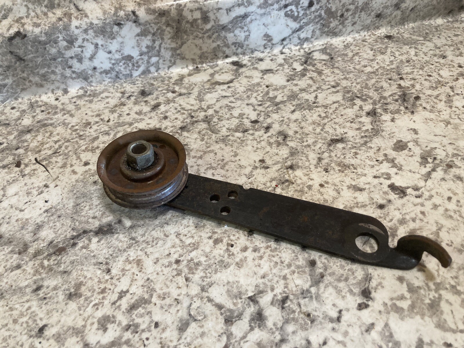 MTD 318-180-000 Snow Blower Snowthrower Idler Bracket Brake Pulley gallery