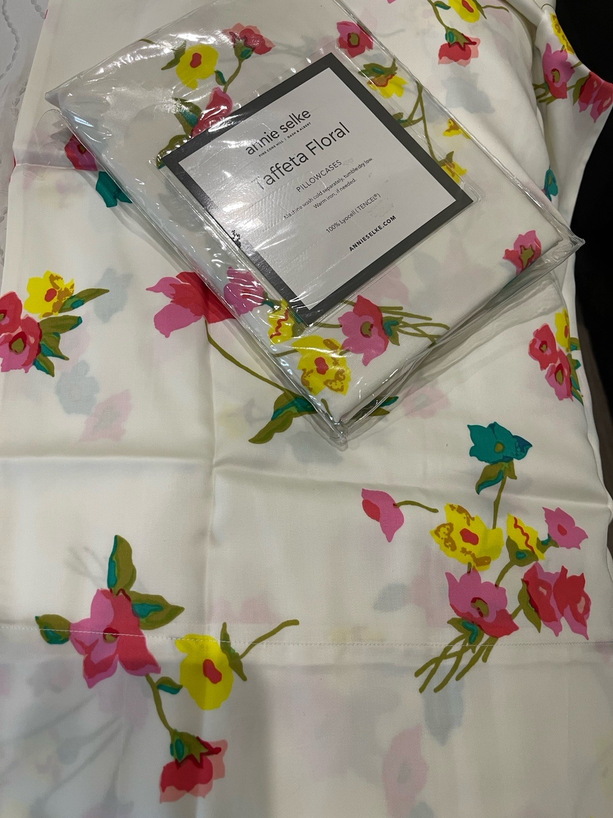 Annie Selke NWT 2pc Standard Pillowcases Taffeta Floral 100% Lyocell gallery