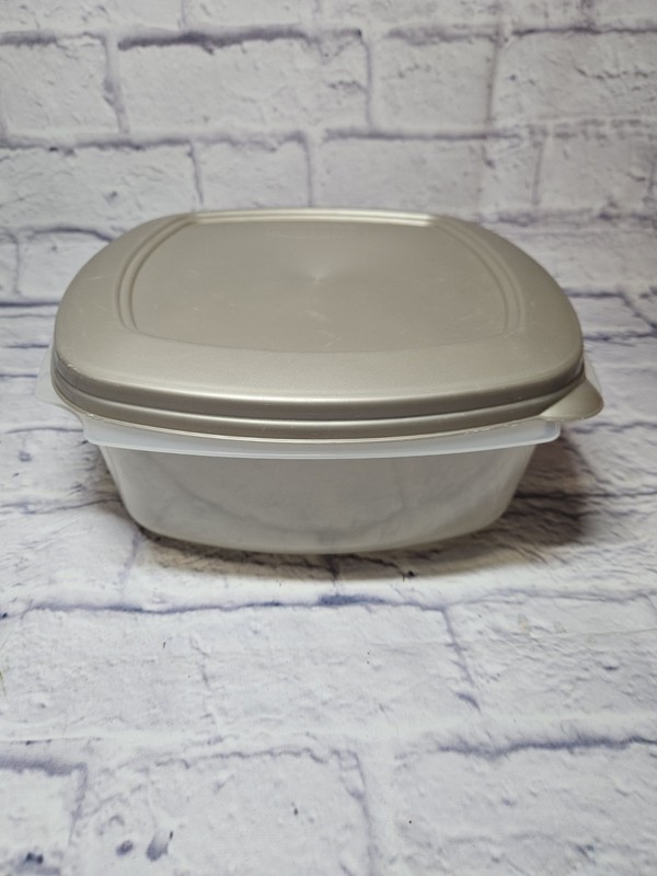 VTG Rubbermaid Large Square Container "C"-21.1 Cups (1.3 Gal) Sheer w Silver Lid gallery