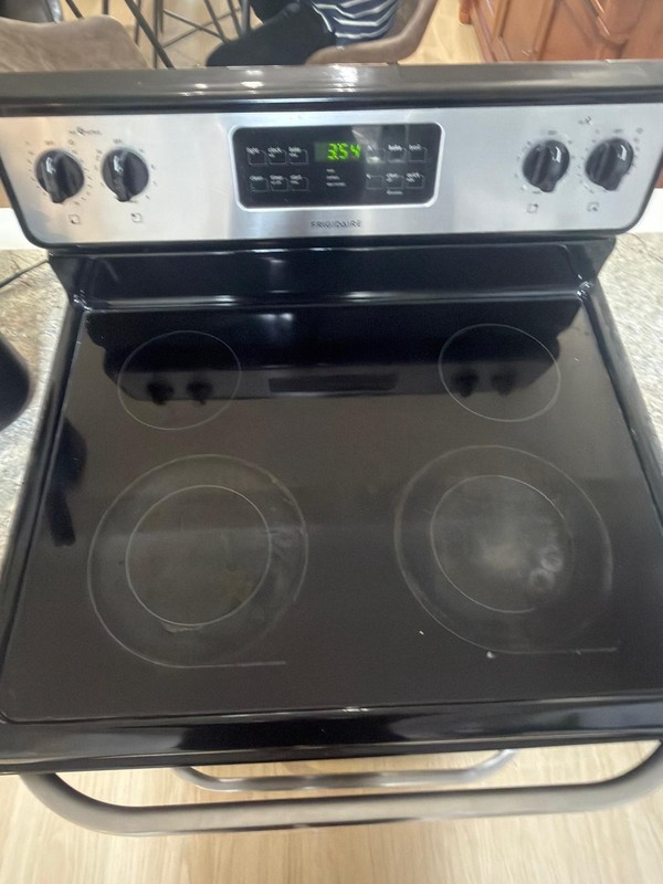 Frigidaire Freestanding Electric Range 4-Burner Radiant Smoothtop Black/Silver gallery