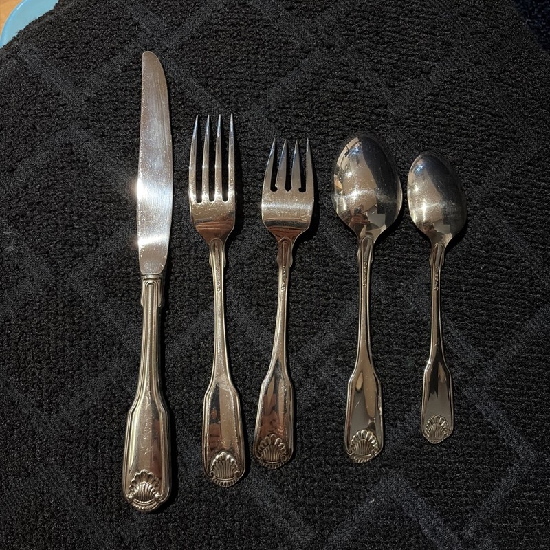 Oneida CLASSIC SHELL Stainless Flatware Silverware 5pc PLACE SETTING Cube gallery