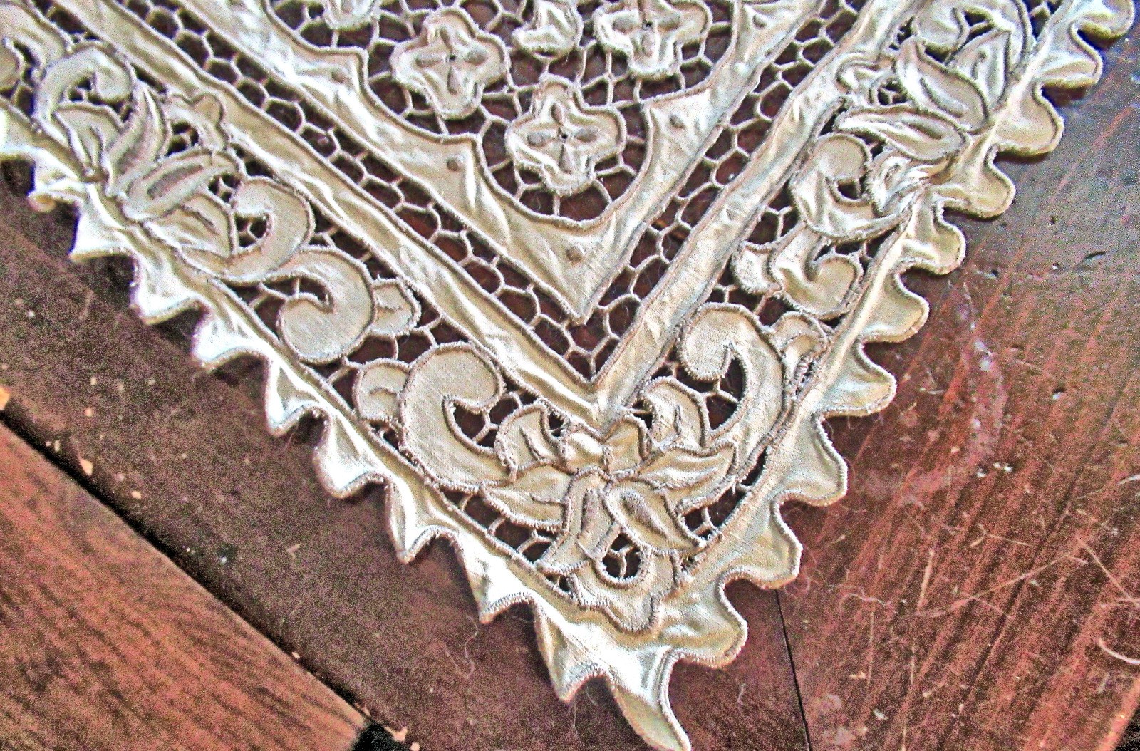 Vtg Table Runner 38" Cream Linen All-Over Handmade Lace gallery